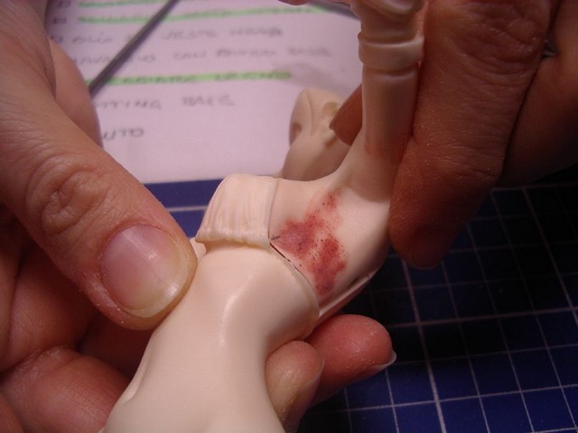 sono fuoriuscite delle micro bolle in gran parte del corpo. per riempirle abbiamo fatto diversi passaggi con stucco liquido. questi, una volta asciugata, sono stati carteggiati!