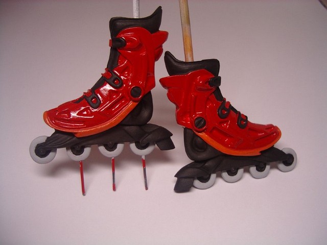 il nero è opaco perchè in gomma, le ruote grige come da roller visti in un negozio. La scarpa deve essere ancora rifinita e mancano le parti color metallo che vanno fatte per ultimo