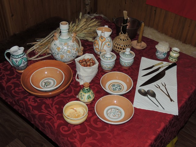 Tavolo con ceramiche