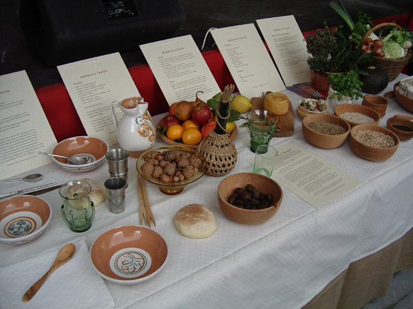 Tavolo imbandito con prodotti tipici Liguiri e stoviglie del XV secolo
