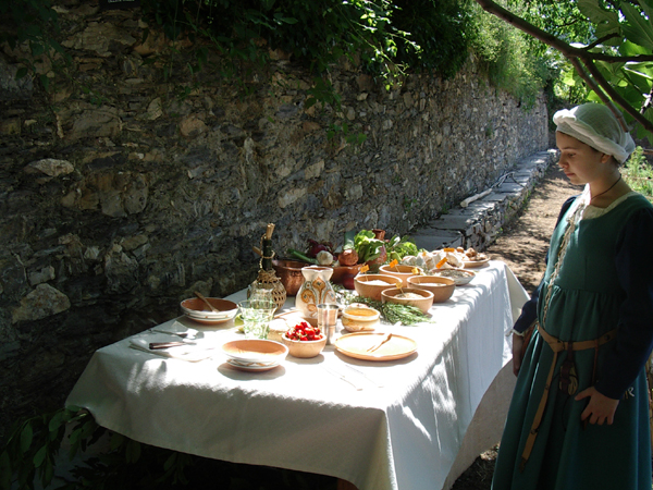 Tavola allestita con prodotti e stoviglie